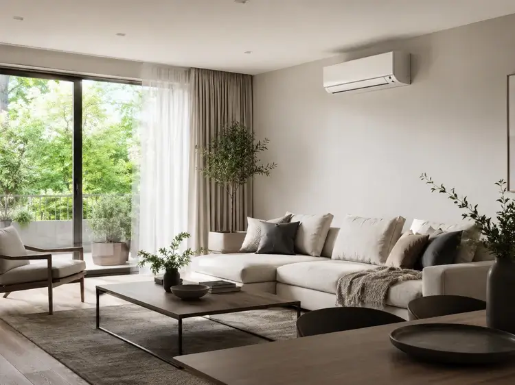 Klimatyzator ścienny nad wypoczynkiem w jasnym salonie z wyjściem na balkon